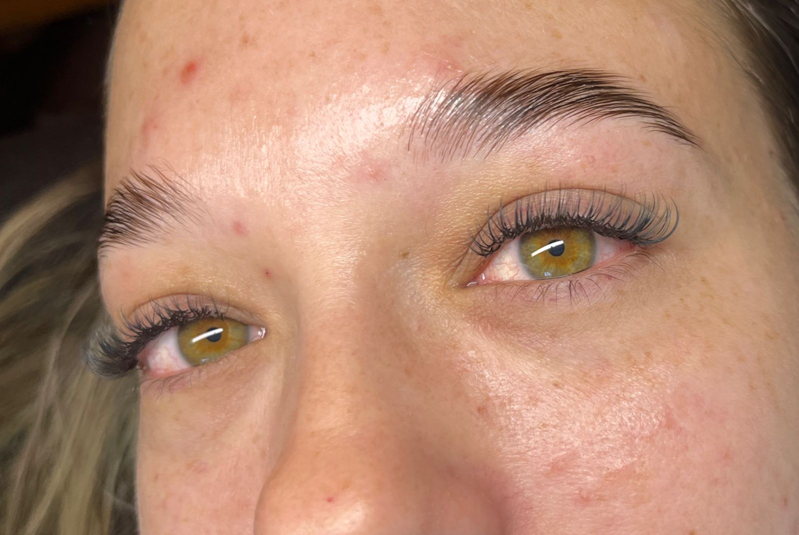 Extensiones de pestañas + laminado de cejas